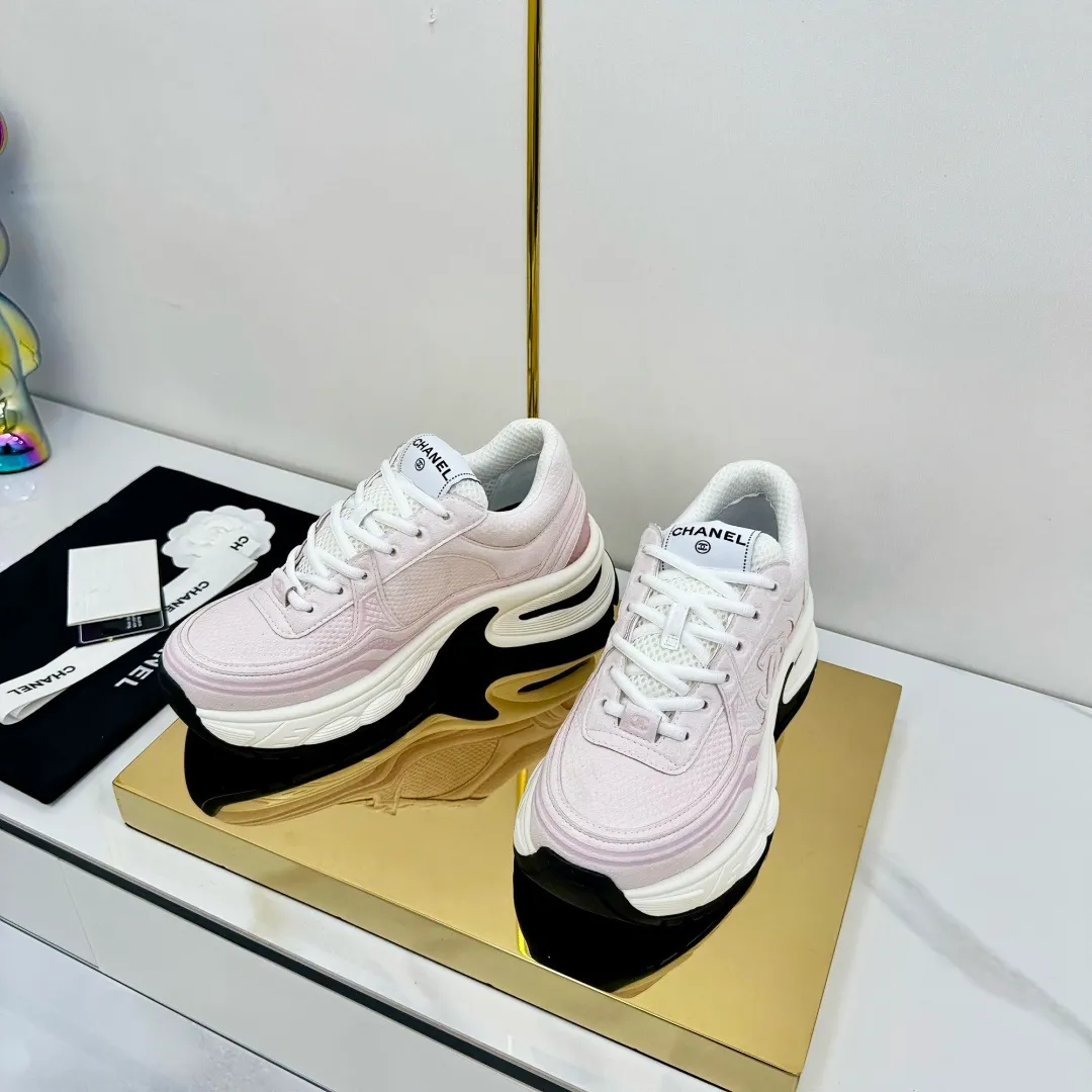 👟👟Ex-factory price 680👟👟 Upgraded version, upgraded version, upgraded version! No rebuttal accepted! ! ! ! Chanel Chanel panda shoes! 2025 counter's top casual sports shoes. This classic design; the upper is electro-embroidered with a variety of techniques; the outsole is fashionable and sporty; the unusual inclusion of a variety of color matching elements... The diversified mix and match is very good-looking and versatile, and can be used for leisure, fashion, sports, and outdoor... ꫛꫀꪝ Go➫ Materials: ❶Upper made of: original imported first-layer silk cowhide + original waterproof cloth + original first-layer cowhide ❷Inner lining: Original Yangli+Net ❸Outsole based on: Original TPU combination outsole Counter boutique packaging complete set for women 35–41 👉 👉 👉 👉
